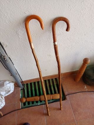 Dos bastones de madera con mango curvo
