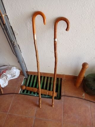 Dos bastones de madera con mango curvo