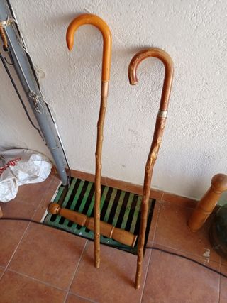 Dos bastones de madera con mango curvo