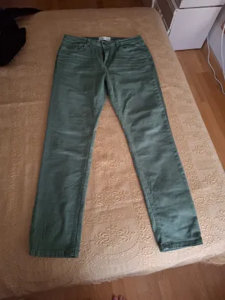 Pantalón vaquero hombre verde