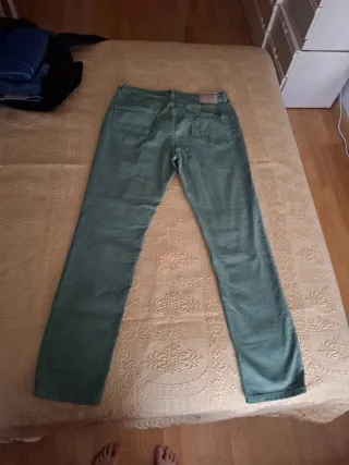 Pantalón vaquero hombre verde