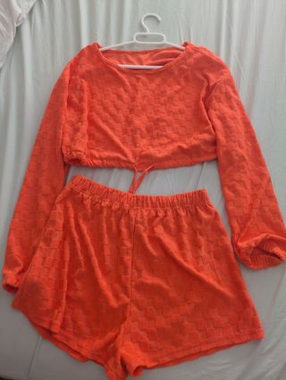 Conjunto naranja crop top y shorts