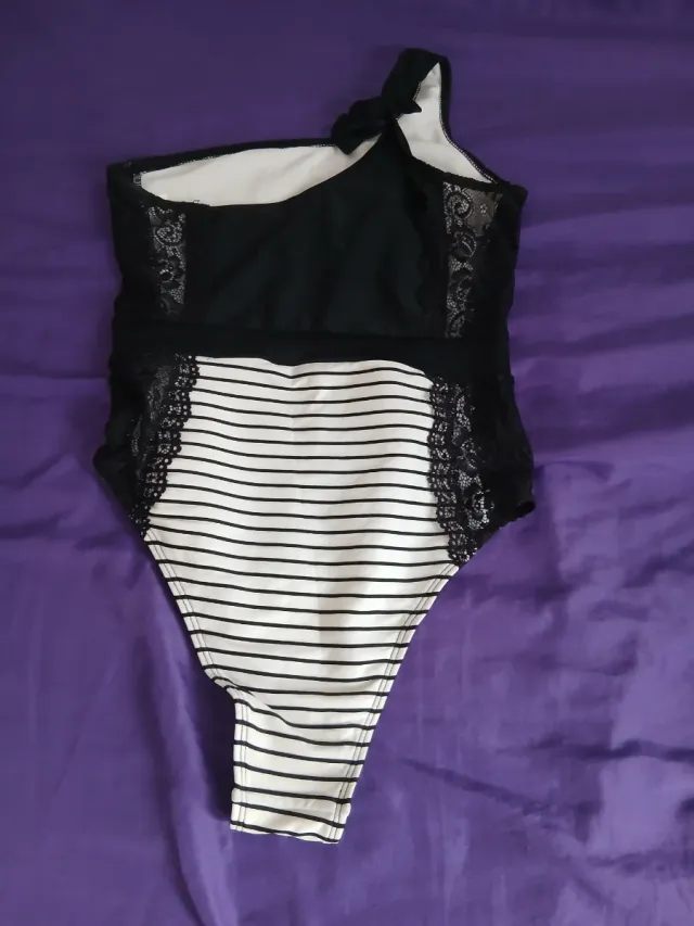 Bañador asimétrico rayas y encaje