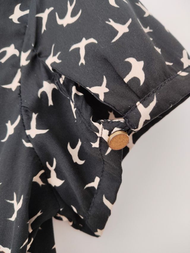 Camisa negra con estampado de golondrinas