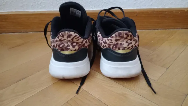 Zapatillas Adidas T39 Negro/Leopardo.