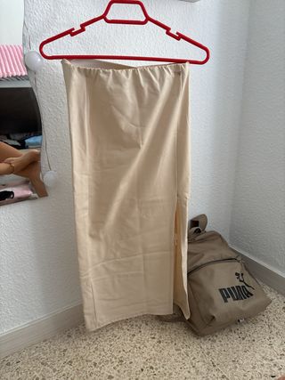 Falda larga beige con abertura 