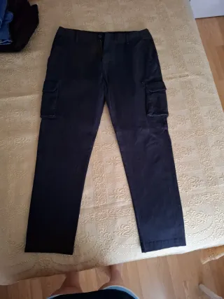 Pantalón cargo y recto negro, hombre 