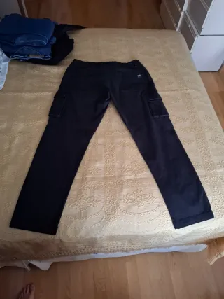Pantalón cargo y recto negro, hombre 