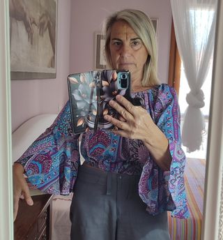 Top corto stampato manica a campana