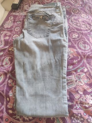 Pantalones grises con diseño motero