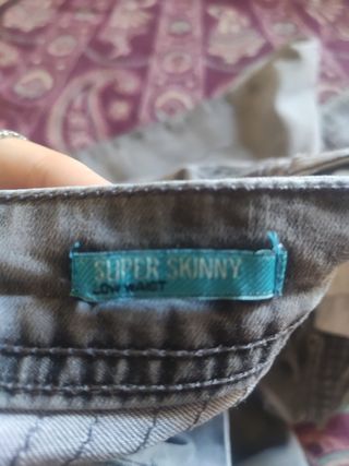 Pantalones grises con diseño motero
