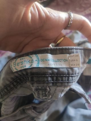 Pantalones grises con diseño motero