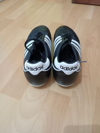 Botas de fútbol Adidas Kaiser Negras
Talla 42
