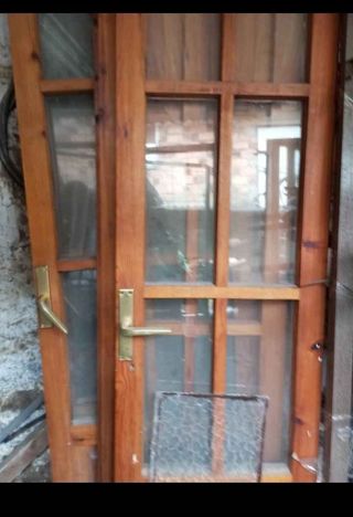 Puerta doble madera con cristales sin marco 