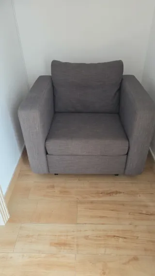 Sillón de tela gris