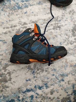 Zapatos niño impermeables azul y naranja