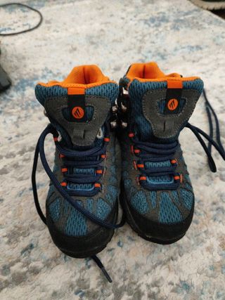 Zapatos niño impermeables azul y naranja