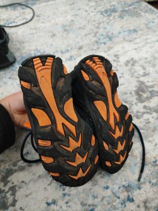 Zapatos niño impermeables azul y naranja