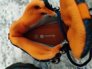 Zapatos niño impermeables azul y naranja