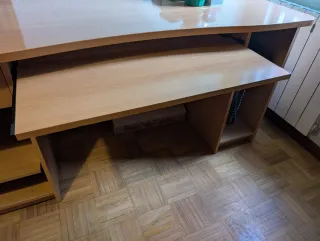 Escritorio de madera marrón