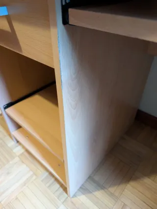 Escritorio de madera marrón