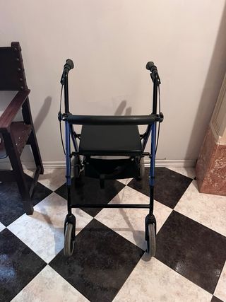 Andador azul con asiento y cesta