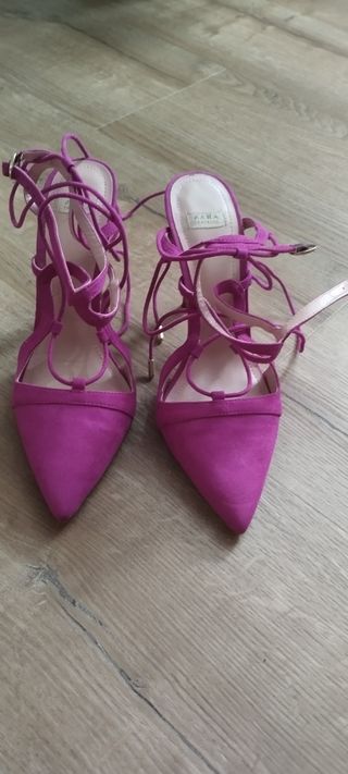 Tacones fucsia elegantes con tiras