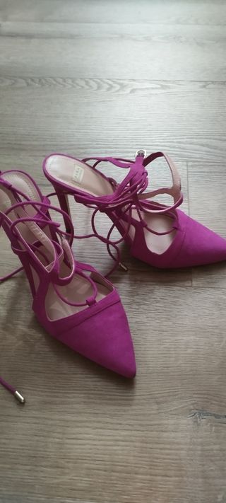 Tacones fucsia elegantes con tiras