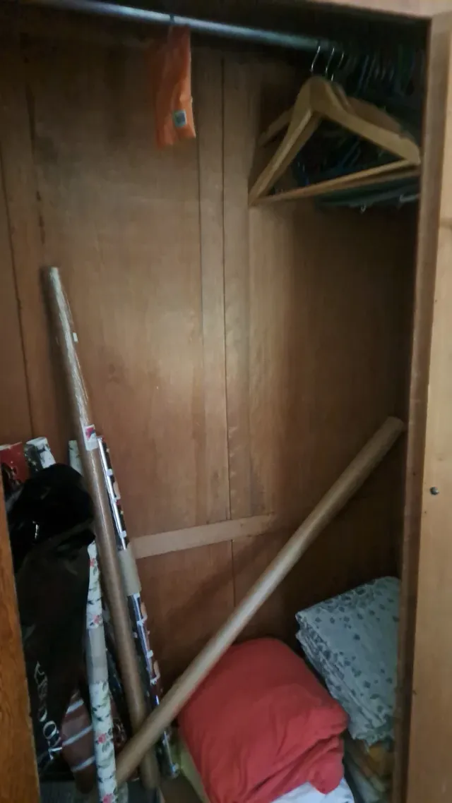 Armario de madera tallada con espejo