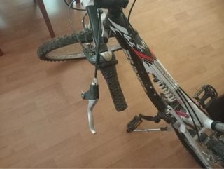 Bicicleta de montaña con marcas de uso