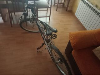 Bicicleta de montaña con marcas de uso