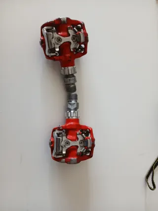 Pedales automáticos rojos