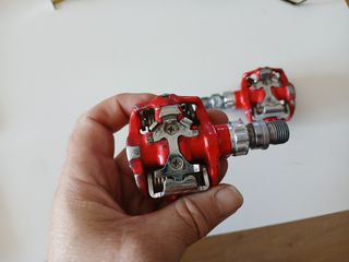 Pedales automáticos rojos