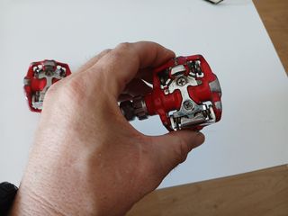 Pedales automáticos rojos