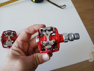 Pedales automáticos rojos