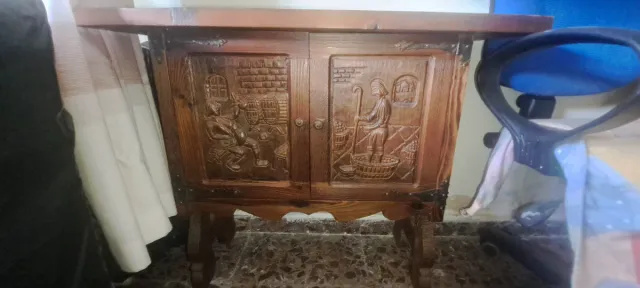 Mueble antiguo de madera tallada