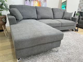Elegante sofa chaise longue con patas metalicas 