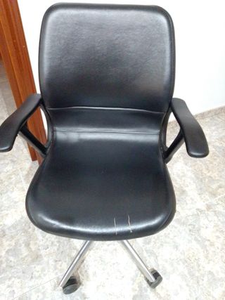 Silla de oficina ergonómica negra