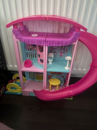Casa de muñecas Barbie con tobogán