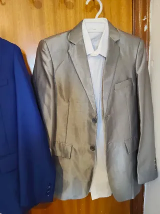 Traje de vestir azul y blanco con corbata azul 