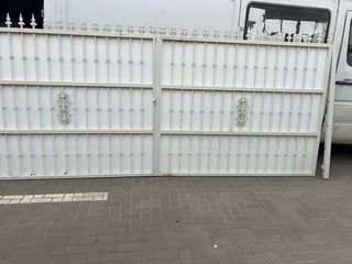 Puerta doble de metal blanca