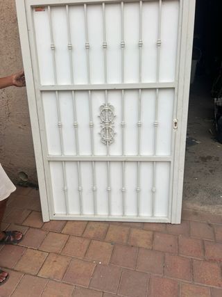 Puerta doble de metal blanca