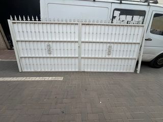 Puerta doble de metal blanca