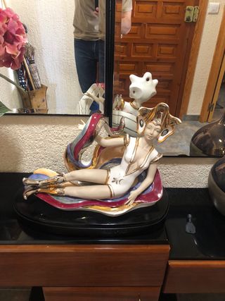 Figura porcelana mujer base madera 45x25x38cm