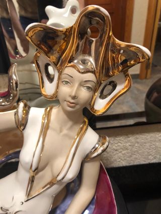 Figura porcelana mujer base madera 45x25x38cm