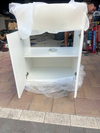 Mueble de aseo blanco