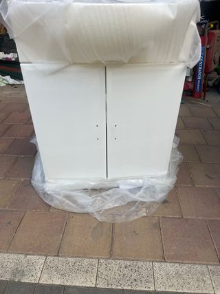 Mueble de aseo blanco