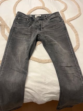 Pantalón vaquero Pull&Bear gris slim. 