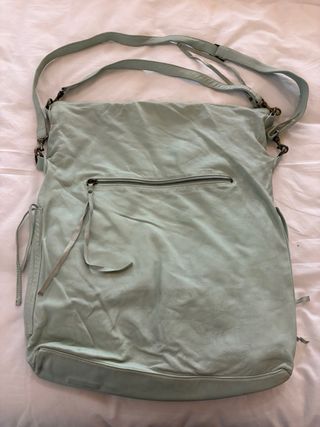 Bolso de piel verde con dos asas