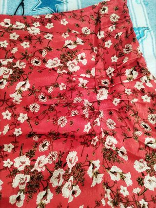 Falda midi Zara floral roja